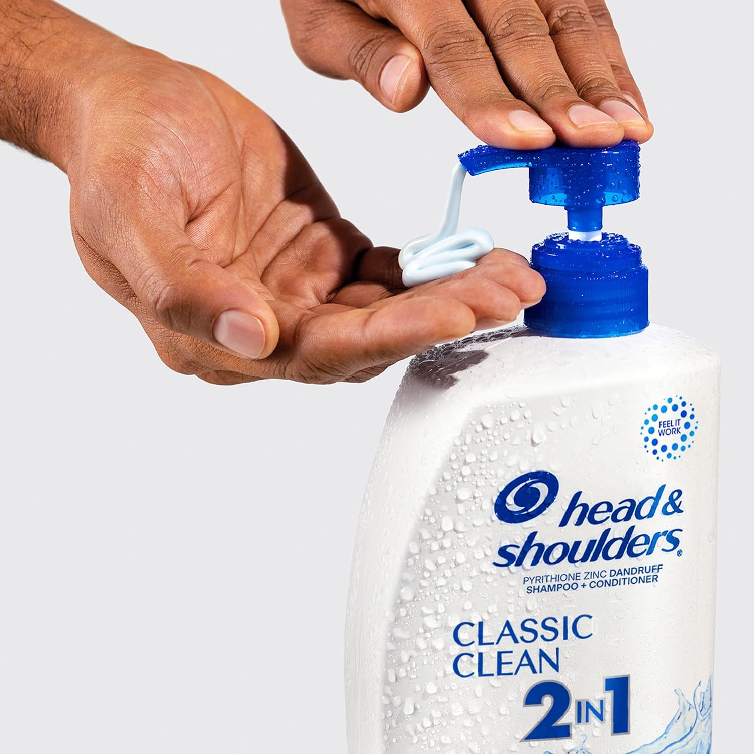 Head & Shoulders Classic Clean Shampoo, White and Blue (835 ml).